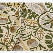 Charger l'image dans la galerie, Plaid brodé Suzani écru