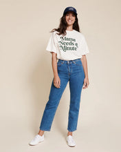 Charger l'image dans la galerie, T-shirt adulte - Mama needs a minute écru