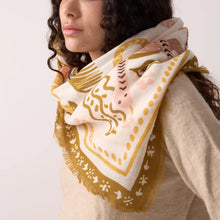 Charger l&#39;image dans la galerie, Foulard &quot;Tiger in the palmeraie&quot; Bronze
